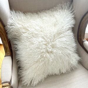 MON CHÂTEAU Brand New Luxury Tibetan Fur Pillow